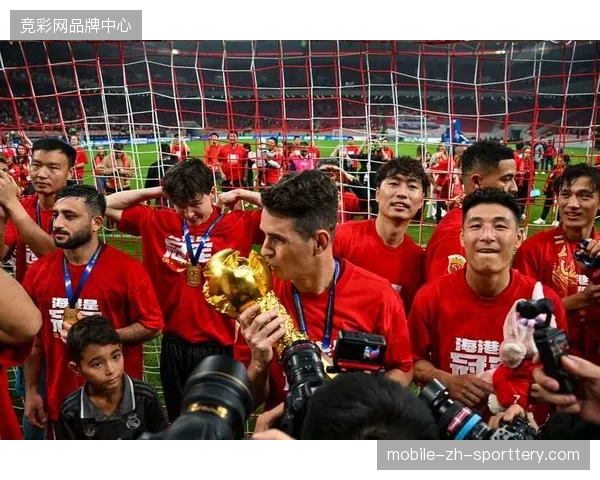 上海海港球队总身价虽仍列榜首,但已连续缩水至近11年来的新低点 上海海港球队总身价虽仍列榜首,但已连续缩水至近11年来的新低点